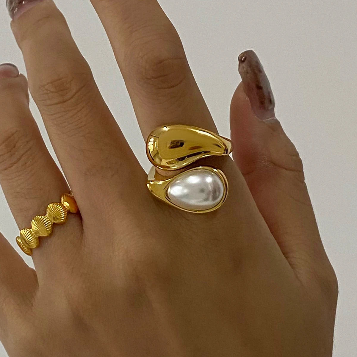 Uworld 18K Gold Color Plated Stainless Steel Flower Pearl Ring Irregular Opposite Sex Pearls Stackable Ring Women's Jewelry Part